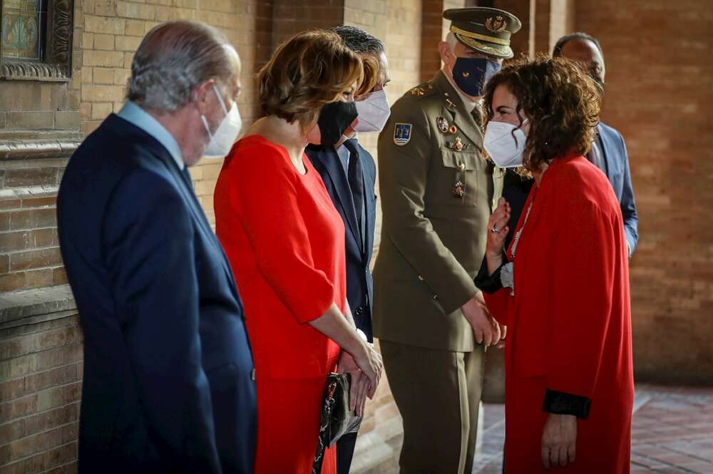 La ministra de Hacienda, María Jesús Montero, saluda a la líder del PSOE de Andalucía, Susana Díaz, a su llegada a la toma de posesión de Pedro Fernández, nuevo delegado del Gobierno en la comunidad, el 31 de marzo de 2021 en Sevilla | EFE/JMV