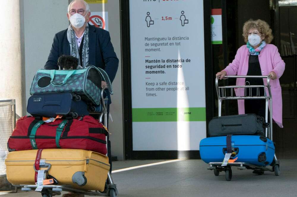 Pasajeros a su llegada al aeropuerto de Palma de Mallorca. EFE/CATI CLADERA./Archivo