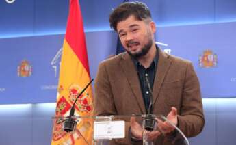 El diputado de ERC Gabriel Rufián durante la rueda de prensa ofrecida este martes en el Congreso. EFE/Fernando Alvarado