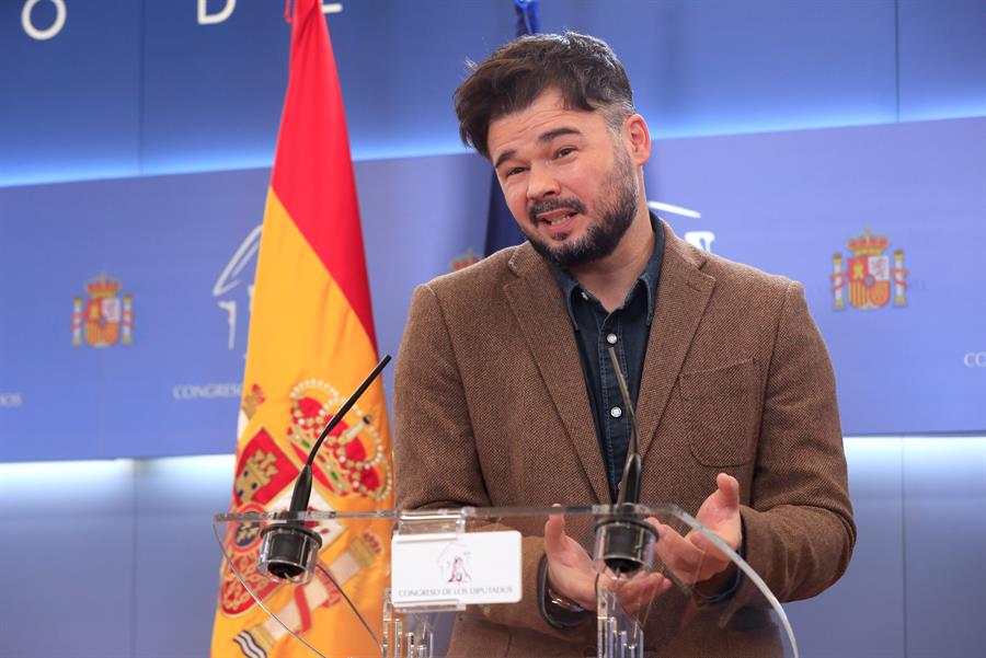 El diputado de ERC Gabriel Rufián durante la rueda de prensa ofrecida este martes en el Congreso. EFE/Fernando Alvarado