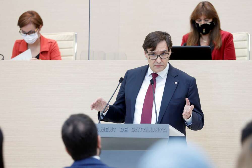 El lider del PSC, Salvador Illa, durante su intervencion en la segunda sesión del debate de investidura del candidato de ERC a la presidencia de la Generalitat, Pere Aragonès, que se celebra este martes en el Auditori del Parlament, tras fracasar el pasado viernes su primer intento debido a la abstención de JxCat. EFE/Quique García POOL