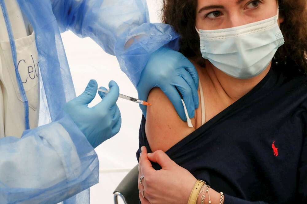 Una mujer recibe una dosis de la vacuna contra la covid-19. EFE/Javier Cebollada/Archivo