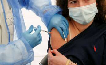 Una mujer recibe una dosis de la vacuna contra la covid-19. EFE/Javier Cebollada/Archivo