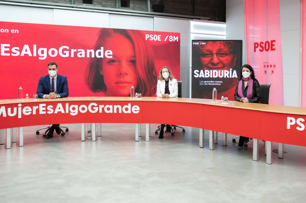 El secretario general del PSOE y presidente del Gobierno, Pedro Sánchez, se reúne en Ferraz con las vicepresidentas en el Día Internacional de la Mujer. Foto: Eva Ercolanese / PSOE