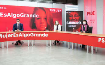 El secretario general del PSOE y presidente del Gobierno, Pedro Sánchez, se reúne en Ferraz con las vicepresidentas en el Día Internacional de la Mujer. Foto: Eva Ercolanese / PSOE