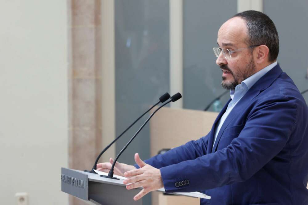 El líder del PPC, Alejandro Fernández, durante su intervención en la segunda sesión del debate de investidura del candidato de ERC a la presidencia de la Generalitat, Pere Aragonès (2i), que se celebró el 29 de marzo en el Auditori del Parlament. EFE/Quique García POOL