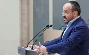 El líder del PPC, Alejandro Fernández, durante su intervención en la segunda sesión del debate de investidura del candidato de ERC a la presidencia de la Generalitat, Pere Aragonès (2i), que se celebró el 29 de marzo en el Auditori del Parlament. EFE/Quique García POOL