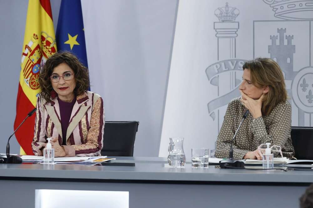 La ministra de Hacienda y portavoz del Gobierno, María Jesús Montero (i), y la vicepresidenta del Gobierno y ministra para la Transición Ecológica y el Reto Demográfico, Teresa Ribera, durante la rueda de prensa ofrecida tras la reunión semanal del Consejo de Ministros celebrada este martes en La Moncloa. EFE/Ballesteros