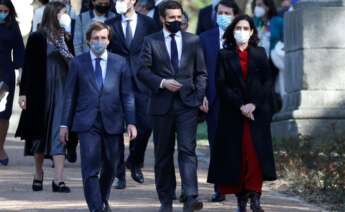 El presidente del Partido Popular, Pablo Casado (c), la presidenta de la Comunidad de Madrid, Isabel Díaz Ayuso (d), y el alcalde de la Comunidad de Madrid, José Luis Martínez-Almeida (i), asisten al acto de Estado de reconocimiento y memoria a todas las víctimas del terrorismo. EFE/Mariscal