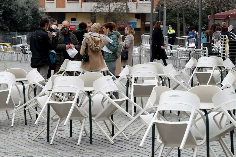 Varias personas consumen en la calle frente a las terrazas cerradas ubicadas en las inmediaciones de la Ciutat de la Justicia en L'Hospitalet de Llobregat | EFE/TA