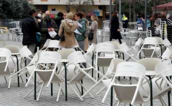 Varias personas consumen en la calle frente a las terrazas cerradas ubicadas en las inmediaciones de la Ciutat de la Justicia en L'Hospitalet de Llobregat | EFE/TA