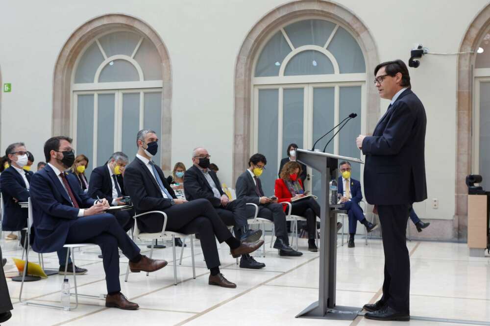 El lider parlamentario del PSC, Salvador Illa (d), durante su intervención en el debate de investidura del candidato de ERC, Pere Aragonés (i), como nuevo presidente de la Generalitat que se celebra este viernes en el Auditori del Parlament de Catalunya. EFE/Quique García POOL