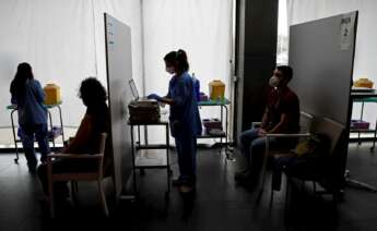 Profesionales sanitarias administran la vacuna contra la Covid-19 en Cataluña, en el primer trimestre de 2021 | EFE/TA/Archivo