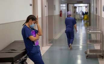 Una enfermera en una unidad de cuidados intensivos (uci). Casi nueve de cada diez profesionales de enfermería cree que la atención sanitaria ha empeorado en el último año, coincidiendo con la pandemia de Covid-19 | EFE/MG/Archivo