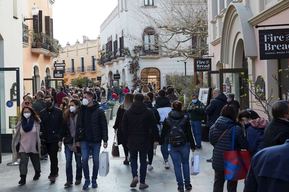 Gran afluencia de público en el centro comercial de La Roca del Vallés en el primer fin de semana en Cataluña sin confinamientos comarcales. EFE/Alejandro García