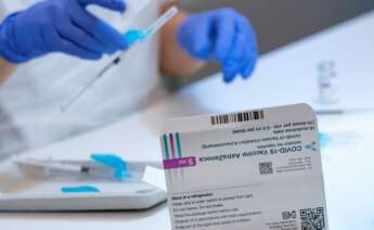 La vacuna de Astrazeneca es igual de eficaz que la de Pfizer en todas las edades a partir de los 18 años./ EFE