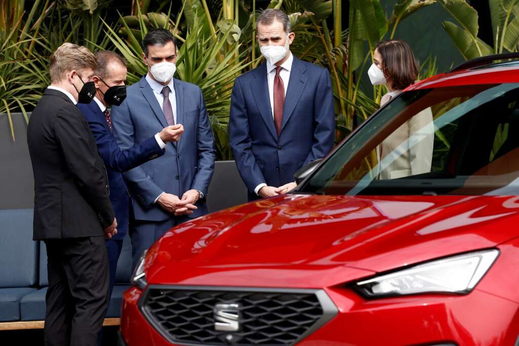 El rey Felipe VI junto al presidente del Gobierno, Pedro Sánchez (3i), el presidente del Grupo Volkswagen, Herbert Diess (2i); el presidente de SEAT y CUPRA, Wayne Griffiths (i), y la ministra de Industria, Reyes Maroto (d), durante la visita que realizan este viernes a la fábrica de SEAT en Martorell (Barcelona) con motivo del 70 Aniversario de la compañía automovilística. EFE/Quique García