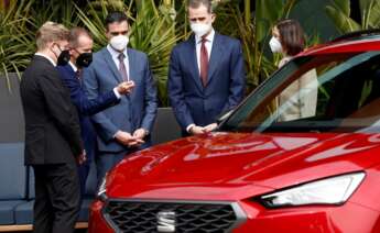 El rey Felipe VI junto al presidente del Gobierno, Pedro Sánchez (3i), el presidente del Grupo Volkswagen, Herbert Diess (2i); el presidente de SEAT y CUPRA, Wayne Griffiths (i), y la ministra de Industria, Reyes Maroto (d), durante la visita que realizan este viernes a la fábrica de SEAT en Martorell (Barcelona) con motivo del 70 Aniversario de la compañía automovilística. EFE/Quique García