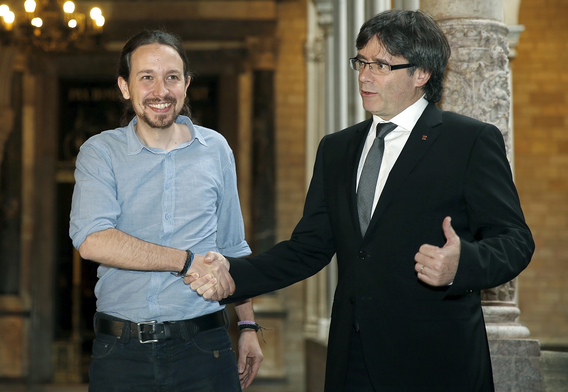 Pablo Iglesias y Carles Puigdemont en una reunión en Barcelona, en abril de 2016 | EFE/AD/Archivo