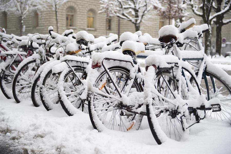 Vista de varias bicicletas cubiertas de nieve en una calle de Berna, Suiza. EFE