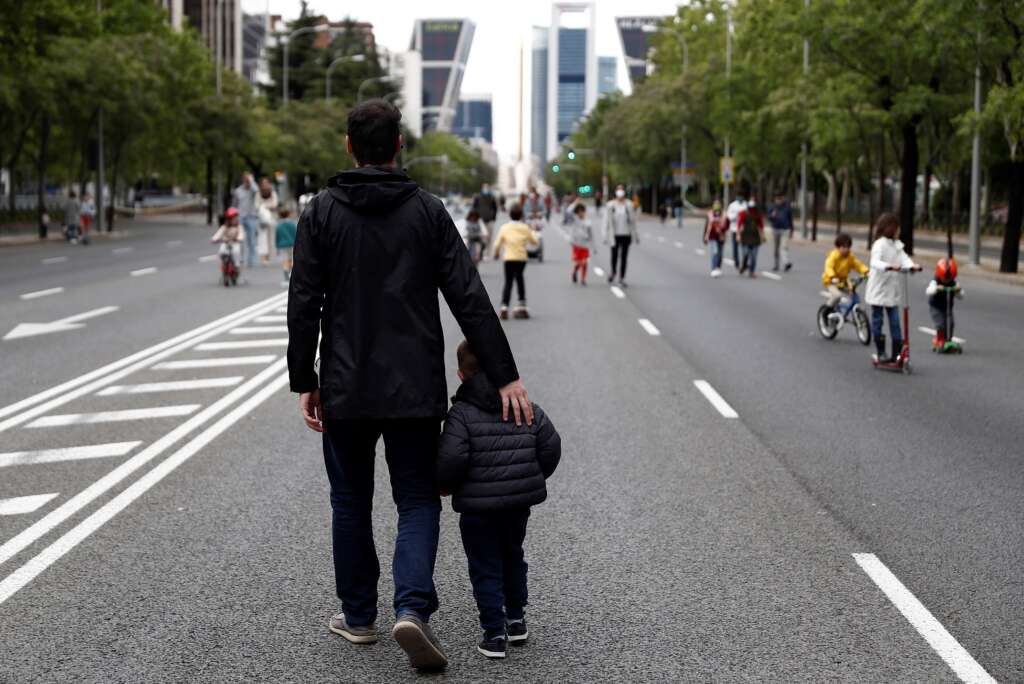Un hombre pasea con su hijo por el Paseo de la Castellana, en Madrid, durante el primer estado de alarma por coronavirus, en mayo de 2020 | EFE/Mariscal/Archivo