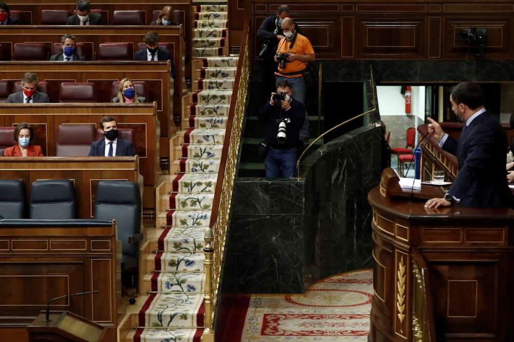 Santiago Abascal interpela a Pablo Casado en el debate de la moción de censura de Vox contra Pedro Sánchez, el 22 de octubre de 2020 en el Congreso de los Diputados | EFE/Mariscal/Archivo