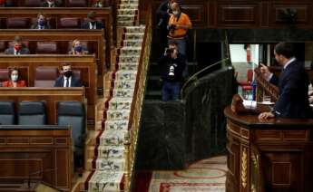 Santiago Abascal interpela a Pablo Casado en el debate de la moción de censura de Vox contra Pedro Sánchez, el 22 de octubre de 2020 en el Congreso de los Diputados | EFE/Mariscal/Archivo