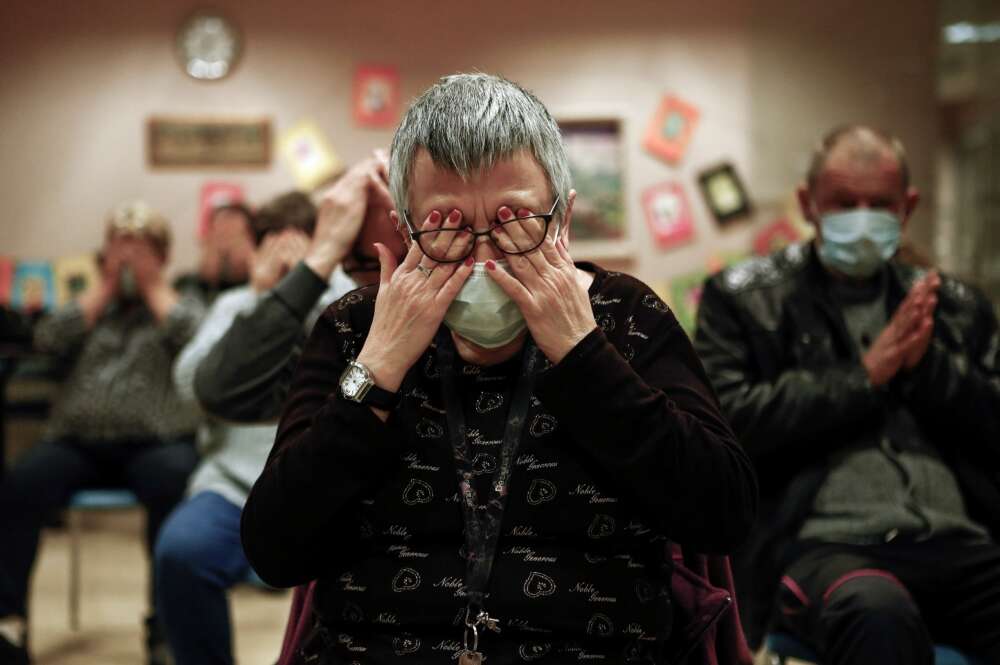 Residentes del Centro Sociosanitario de Sant Joan de Deu, en Barcelona, durante una clase de yoga para reducir sus niveles de ansiedad derivados de las restricciones por la pandemia de coronavirus, el 13 de noviembre de 2020 | EFE/EF/Archivo