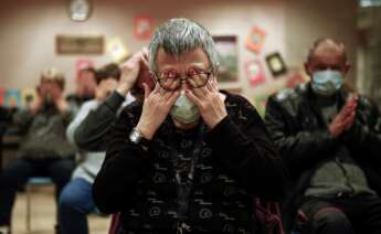 Residentes del Centro Sociosanitario de Sant Joan de Deu, en Barcelona, durante una clase de yoga para reducir sus niveles de ansiedad derivados de las restricciones por la pandemia de coronavirus, el 13 de noviembre de 2020 | EFE/EF/Archivo