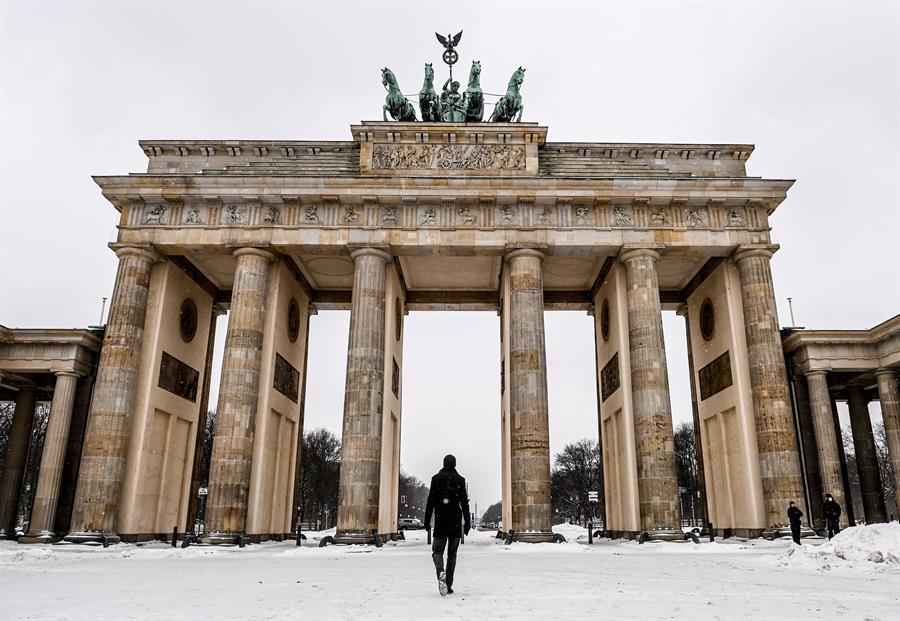 La nieve cubre la Pariser Platz con la Puerta de Brandenburgo en el fondo en Berlín, Alemania, 09 de febrero de 2021. EFE