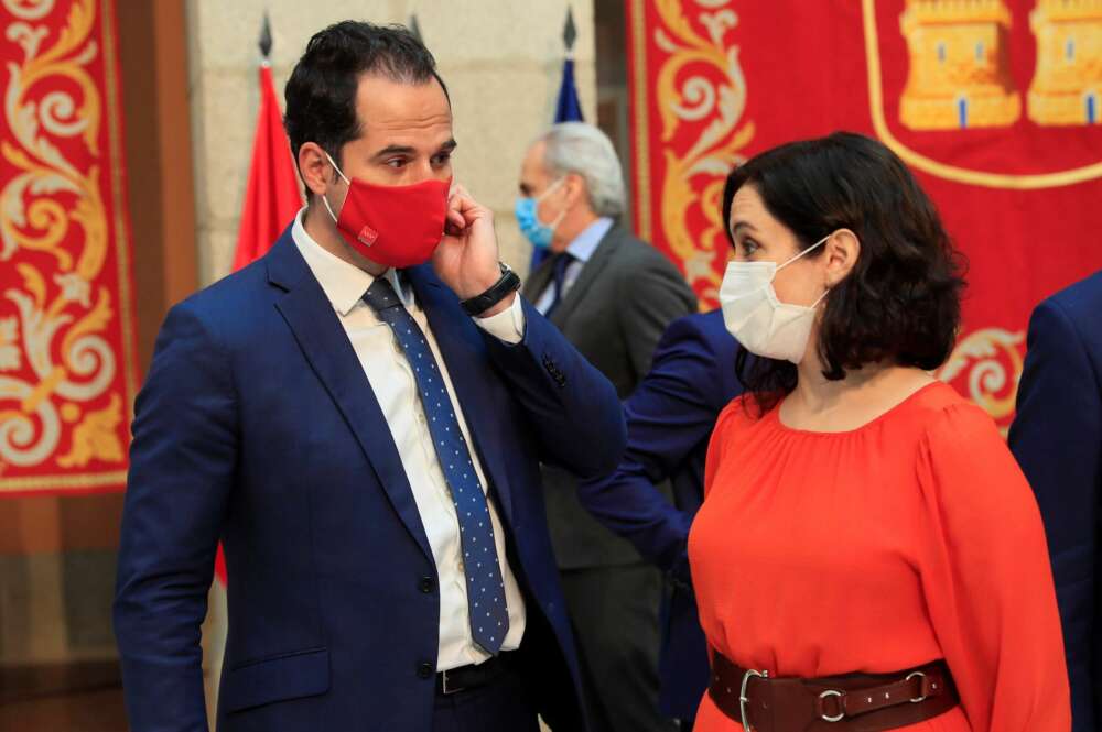 La candidata del PP, Isabel Díaz Ayuso, y el de Ciudadanos, Ignacio Aguado, conversan durante un acto cuando formaban parte del mismo Gobierno. EFE