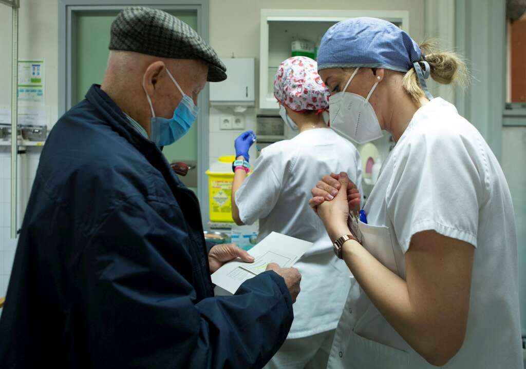 Una enfermera atiende a una persona perteneciente al grupo de vacunación de mayores de 80 años en el CAP d'Horta de Barcelona. EFE/Enric Fontcuberta/Archivo