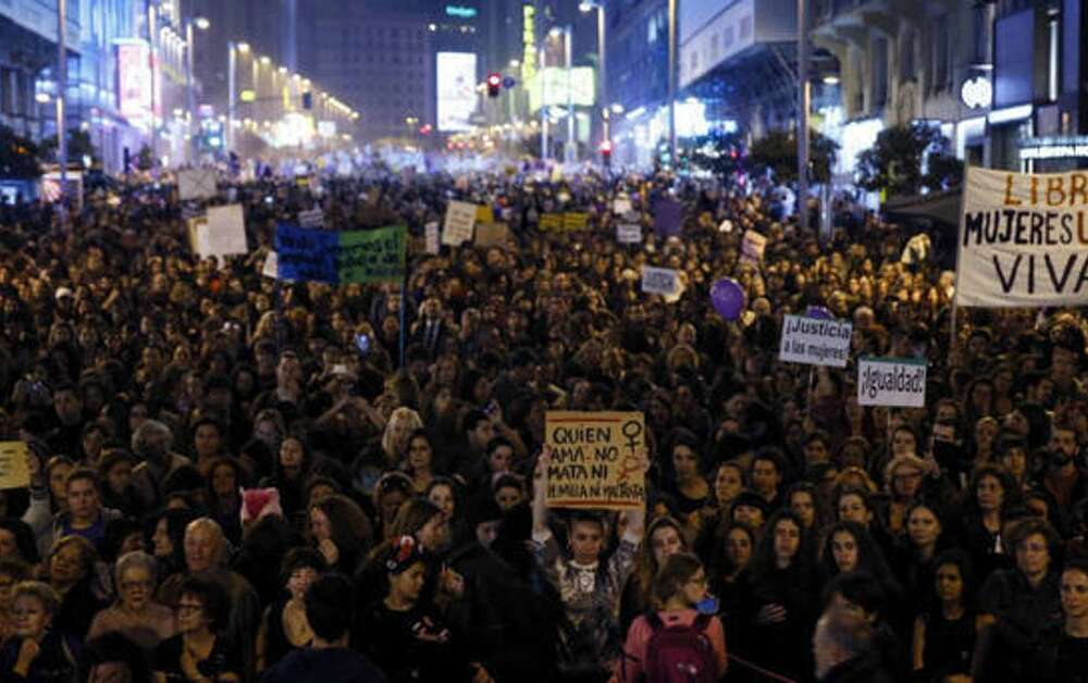 Miles de personas se concentran en Madrid en los actos del 8-M del Día de la Mujer. EFE