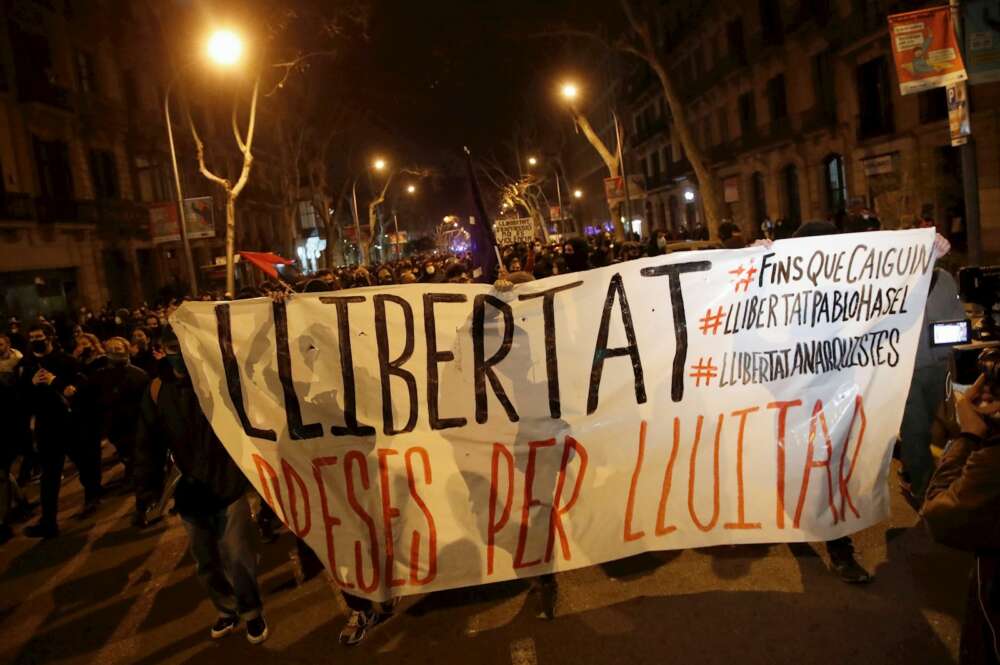 Centenares de personas se manifiestan este sábado en la plaza Tetuán de Barcelona. EFE/ Marta Pérez