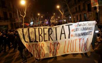 Centenares de personas se manifiestan este sábado en la plaza Tetuán de Barcelona. EFE/ Marta Pérez