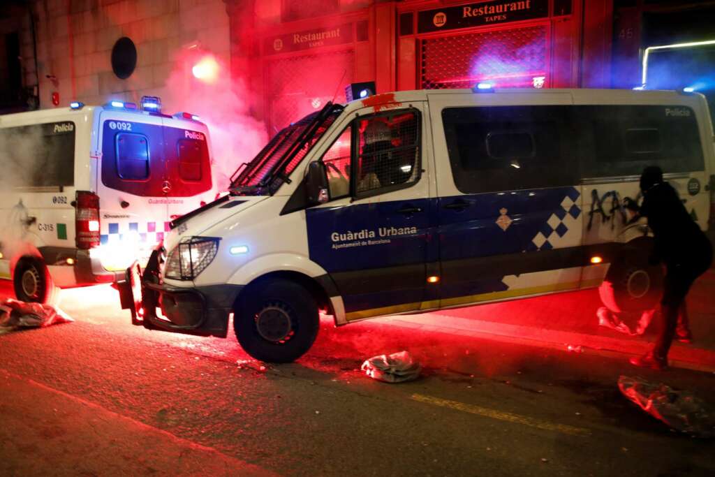 Los manifestantes atacan la comisaría de La Rambla con cócteles molotov durante la marcha para pedir la libertad de Pablo Hasel, el sábado en Barcelona. EFE/Alejandro García