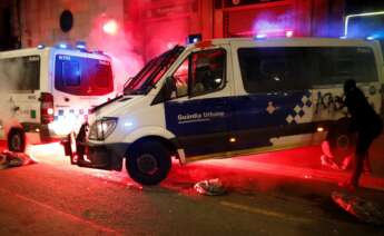 Los manifestantes atacan la comisaría de La Rambla con cócteles molotov durante la marcha para pedir la libertad de Pablo Hasel, el sábado en Barcelona. EFE/Alejandro García