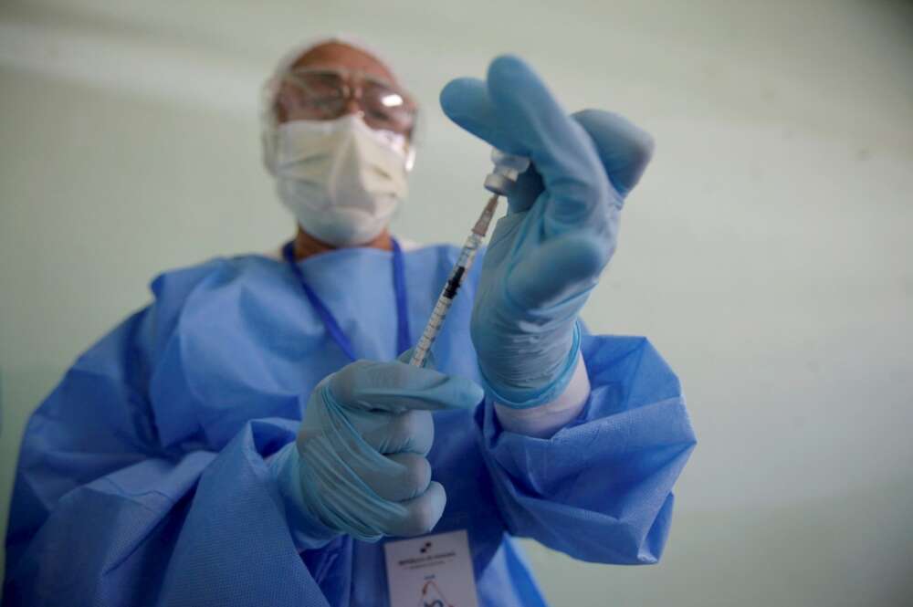 Personal de la salud se prepara para aplicar vacunas durante el inicio de la fase dos del programa de vacunación contra la covid-19 el 4 de marzo de 2021, en San Miguelito (Panamá). EFE/ Miguel Lemos/Archivo
