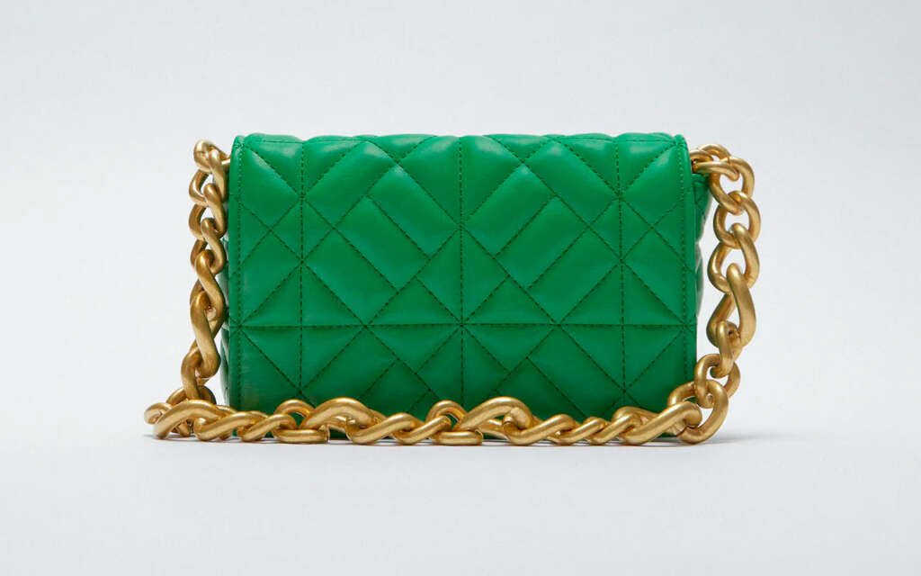 'Bolso hombro midi acolchado cadena' de Zara