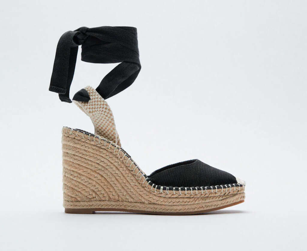 sandalias con ‘Cuña rafia atada de Zara
