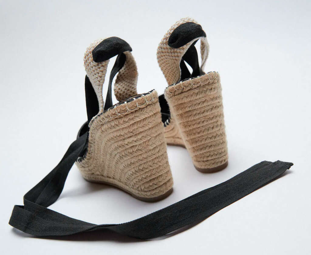 sandalias con ‘Cuña rafia atada de Zara
