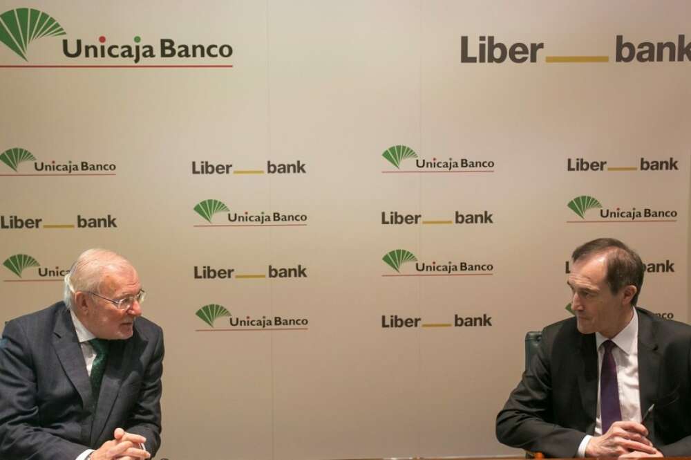 El presidente de Unicaja, Manuel Azuaga y el presidente de Liberbank, Manuel Menéndez durante la presentación del proyecto común de fusión.
