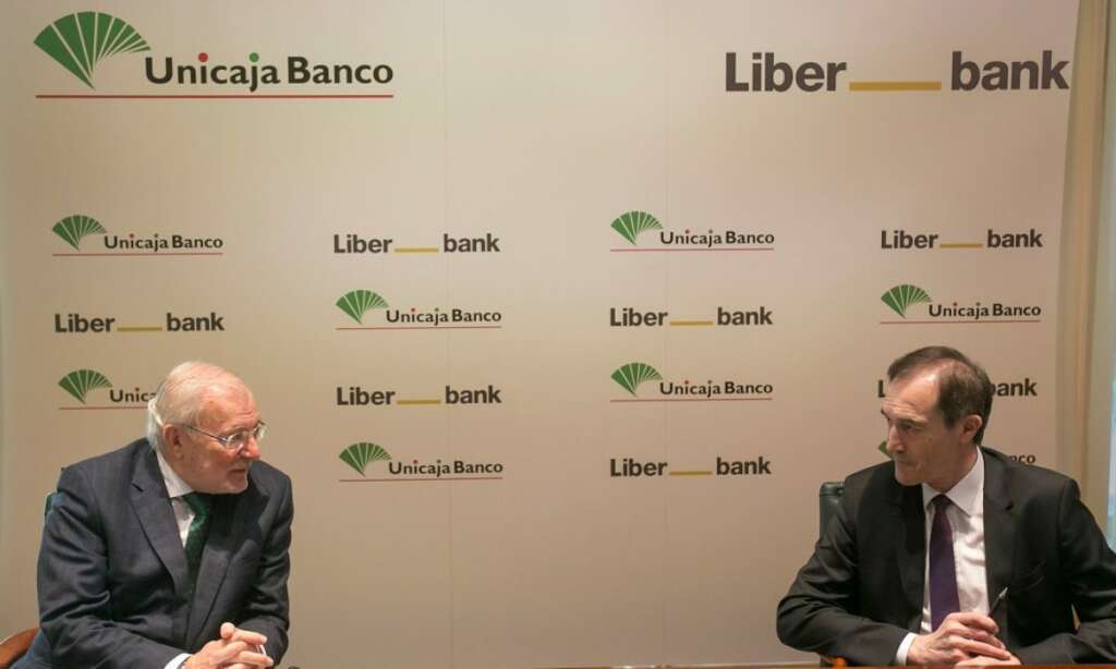 El presidente de Unicaja, Manuel Azuaga y el presidente de Liberbank, Manuel Menéndez durante la presentación del proyecto común de fusión.