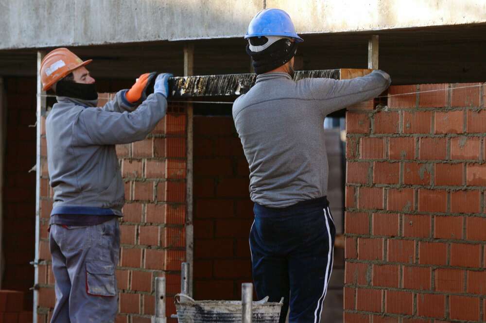 Dos albañiles trabajan en una obra en Valladolid. EFE/Nacho Gallego/Archivo