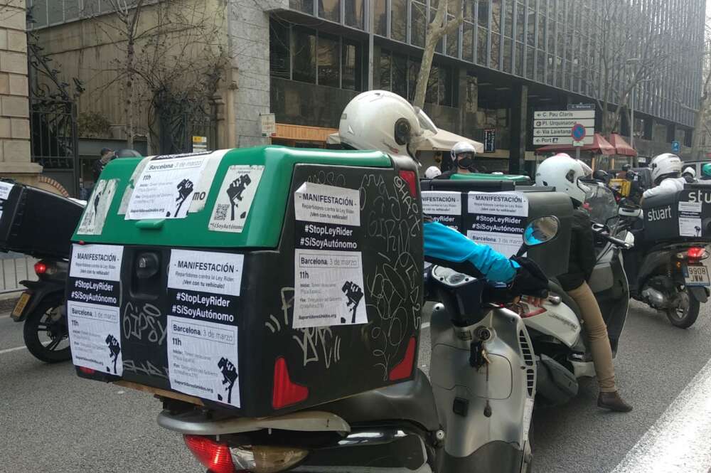 Un 'rider', frente a la Delegación del Gobierno en Cataluña (Barcelona), para protestar por la regulación del sector que prepara Yolanda Díaz / ED