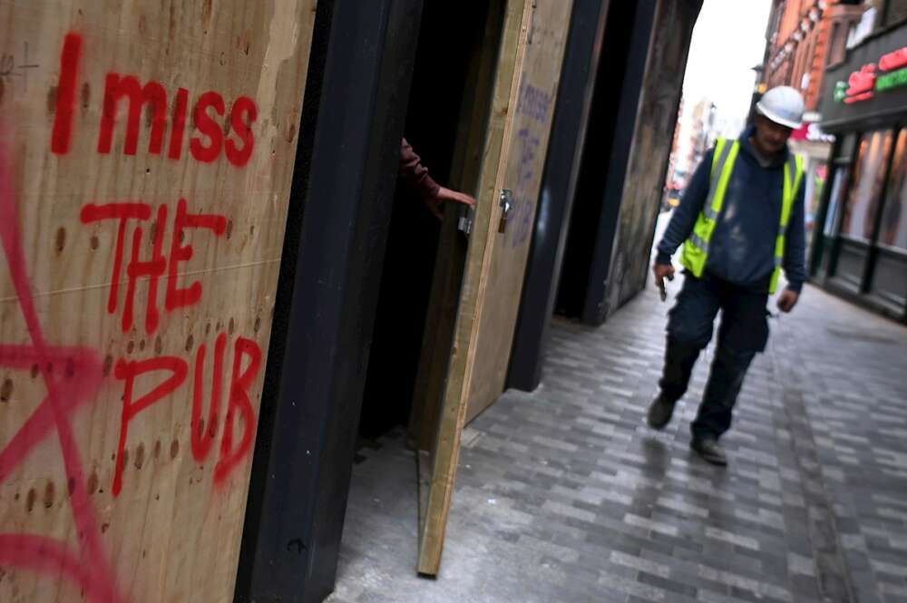 "Echo de menos el pub". Esta frase se puede leer en los locales hosteleros cerrados durante el duro confinamiento londinense. EFE/EPA/ANDY RAIN