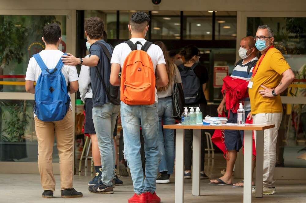 Un grupo de estudiantes a las puertas de la Escuela Técnica Superior de Ingeniería de la Construcción de Sevilla. EFE/ Raúl Caro/Archivo