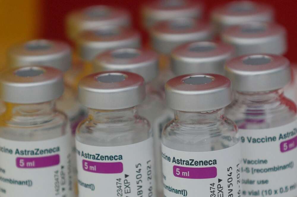 Viales de la vacuna AstraZeneca, hoy durante la vacunación del personal de la comunidad educativa valenciana de entre 18 y 55 años.EFE/ Kai Försterling