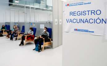 Varias personas esperan para que les administren la vacuna de AstraZeneca en el Hospital de Emergencias Enfermera Isabel Zendal de Madrid. EFE/ Emilio Naranjo