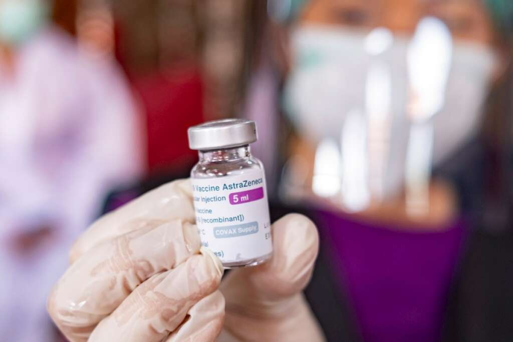 Un sanitario muestra un vial con dosis de la vacuna de Astrazeneca contra el coronavirus | EFE/EPA/MN/Archivo